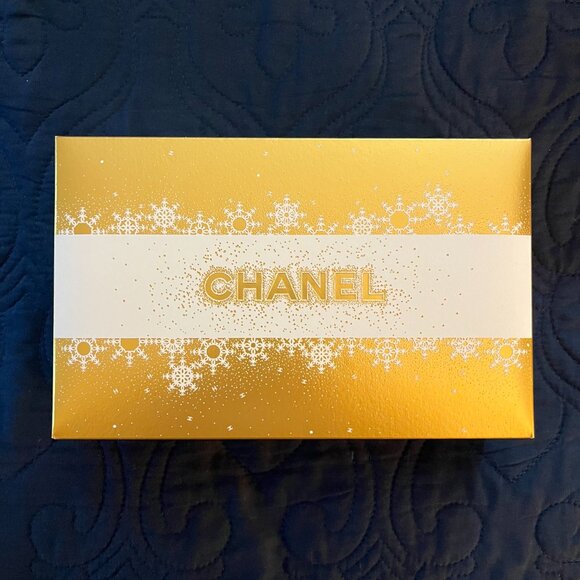 NEW CHANEL 3-Pc. Ultimate Allure Makeup Set w/ White Pouch, Lipstick and Mascara - Picture 5 of 11